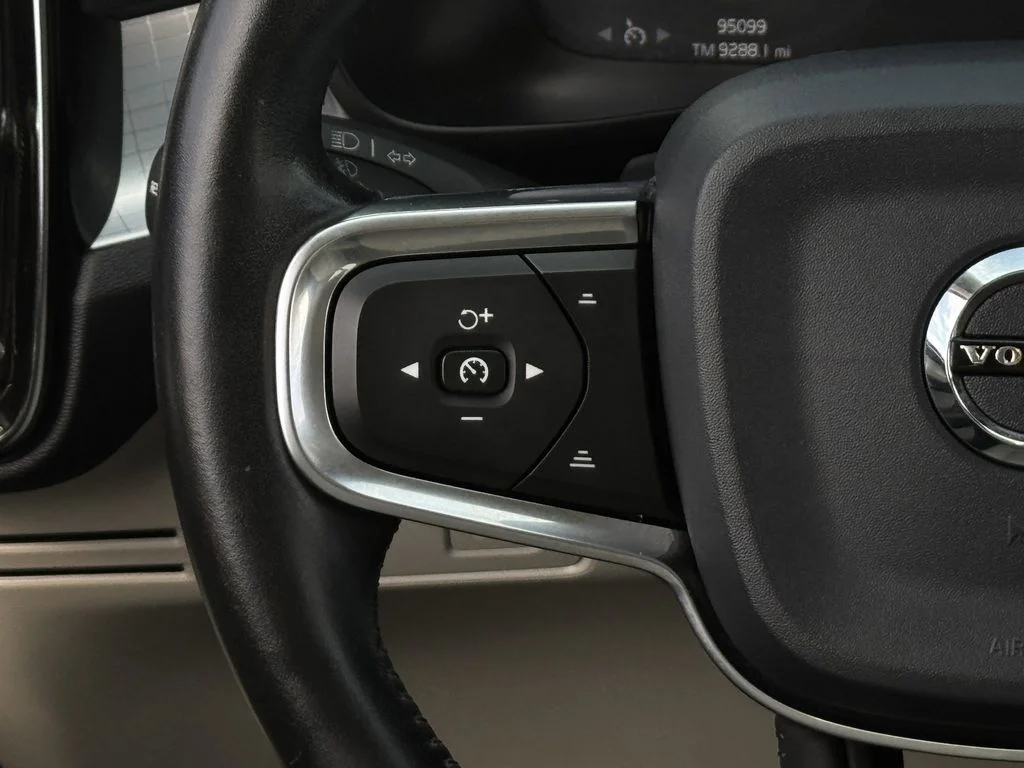 Used 2020 Black Volvo Momentum image 14