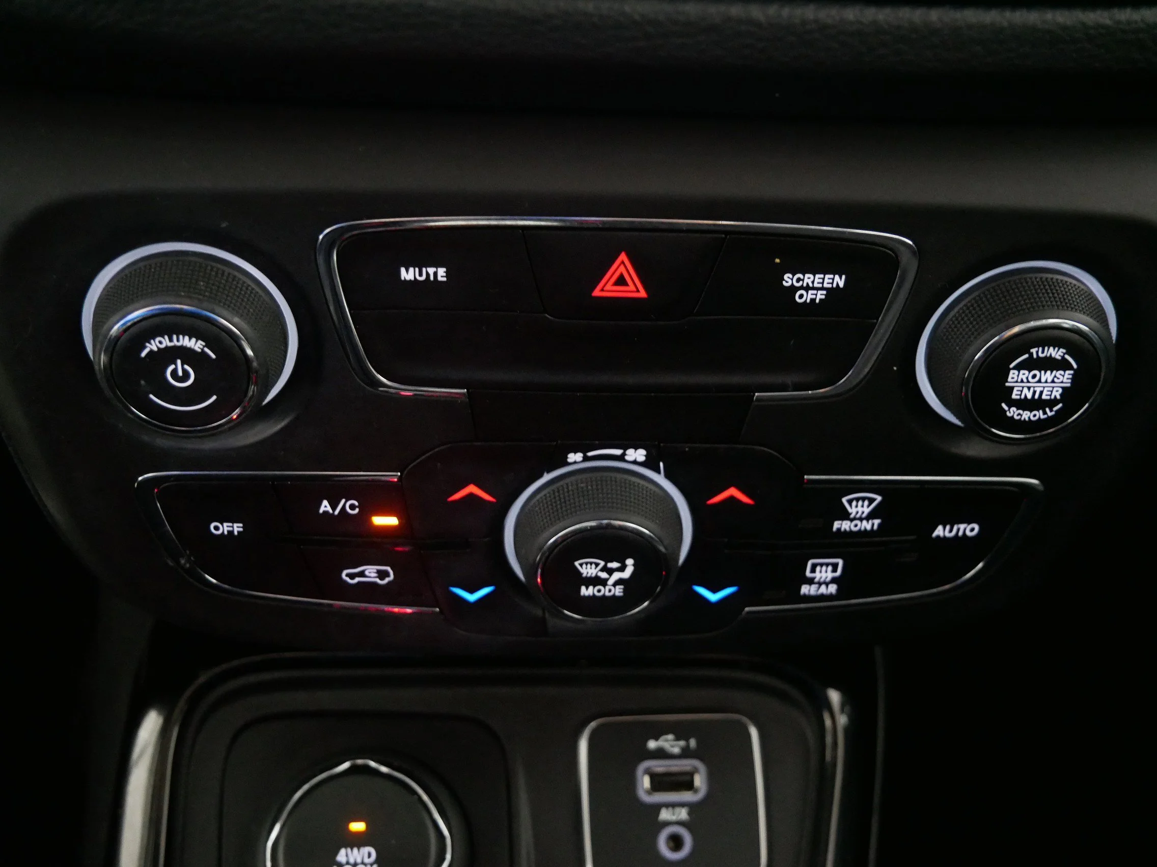 Used 2019 Granite Crystal Metallic Clearcoat Jeep Altitude image 23