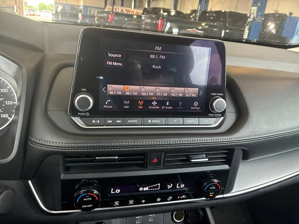 Used 2024  Nissan SV image 12