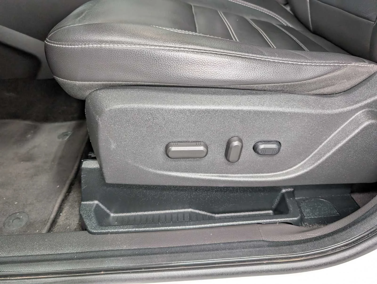 Used 2017 White Platinum Metallic Tri-Coat Ford SE image 37