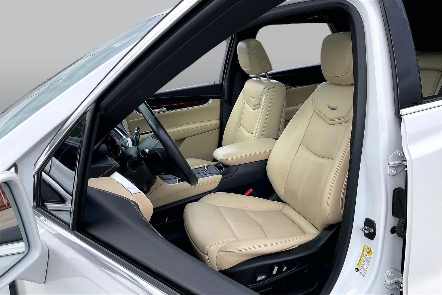 Used 2018 Crystal White Tricoat Cadillac Luxury FWD image 8