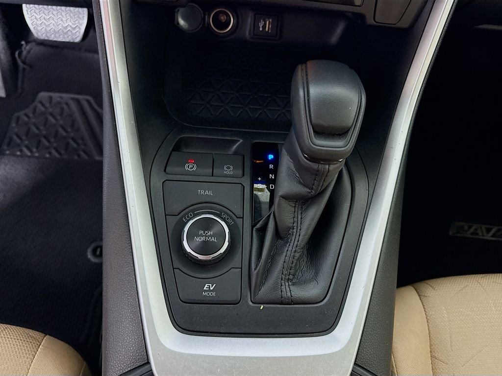Used 2023 Ice Cap Toyota Hybrid XLE image 17