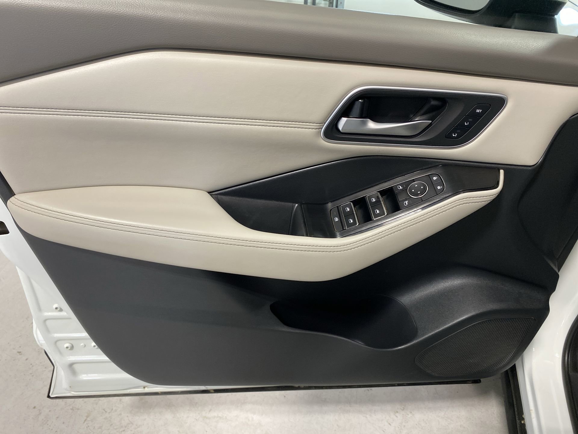 Used 2021 White Nissan SL image 22