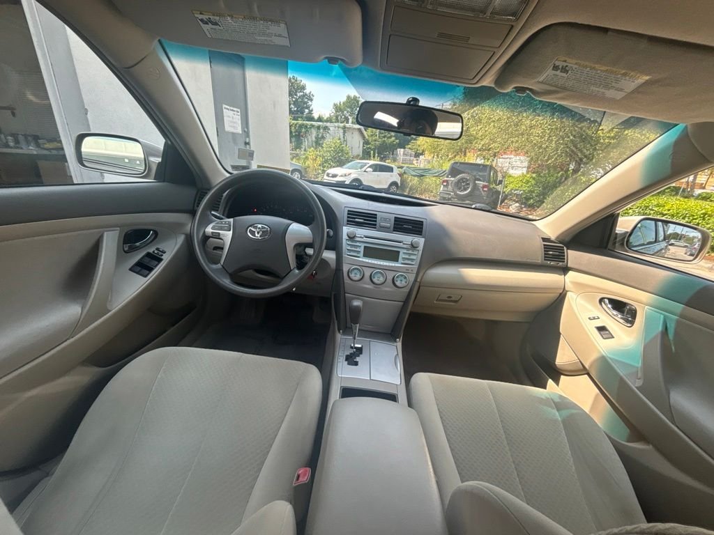 Used 2009 Gold Toyota LE image 19
