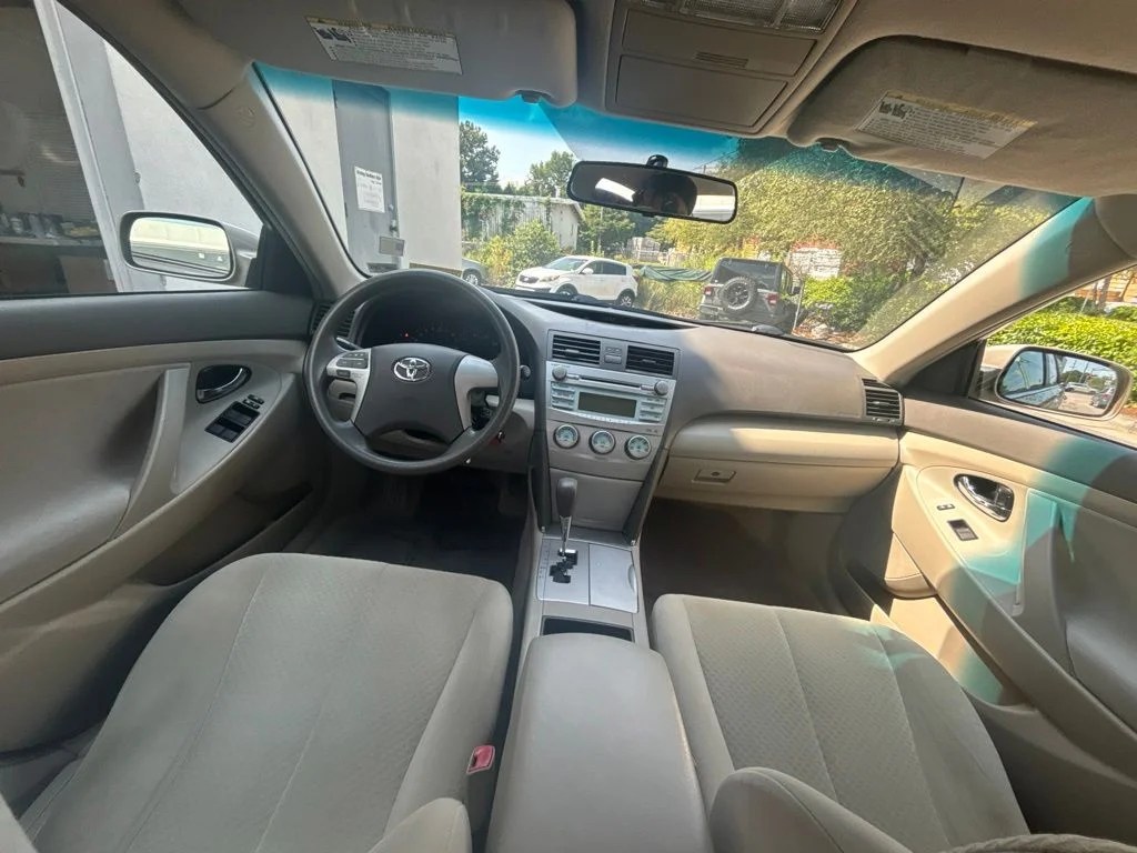 Used 2009 Gold Toyota  image 19