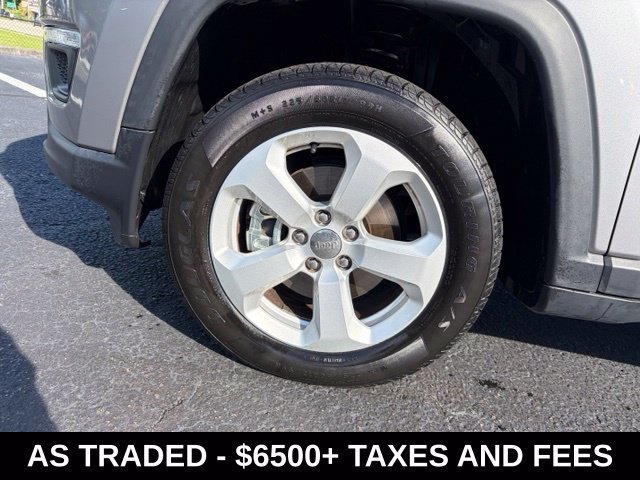 Used 2018 Silver Jeep Latitude image 9