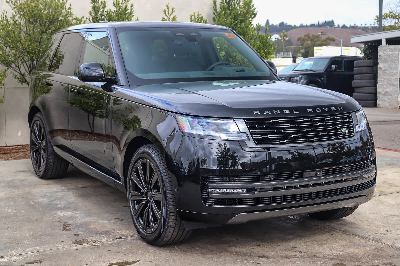 New 2026 Santorini Black Land Rover SE image 3