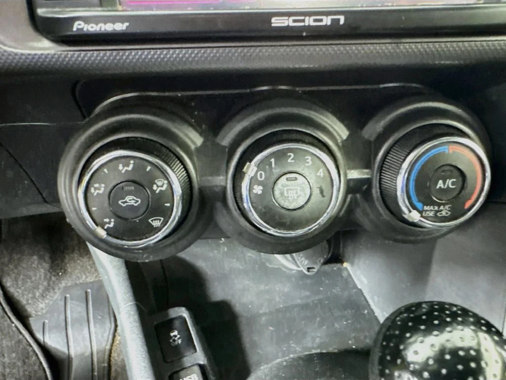 Used 2014 Classic Silver Metallic Scion Base image 17