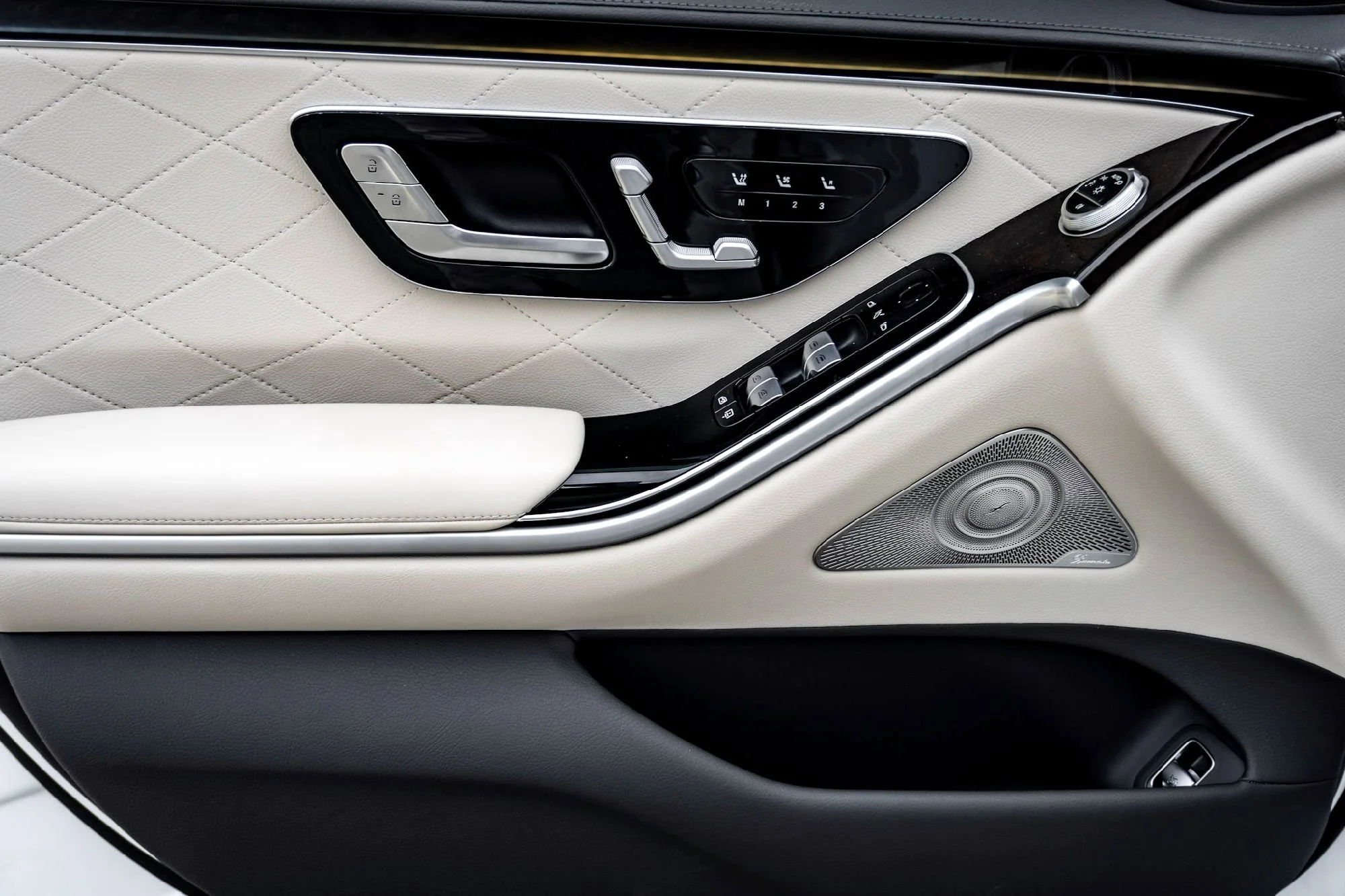 New 2026 White Mercedes-Benz S 580 image 7