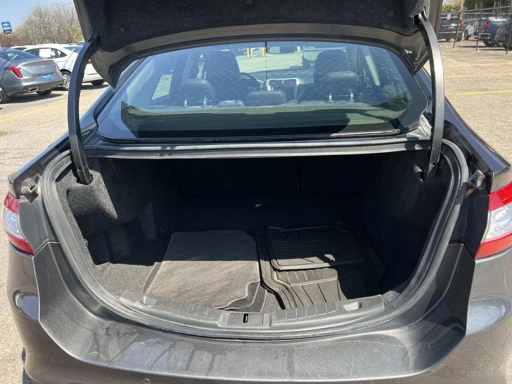 Used 2016 Gray Ford SE image 9