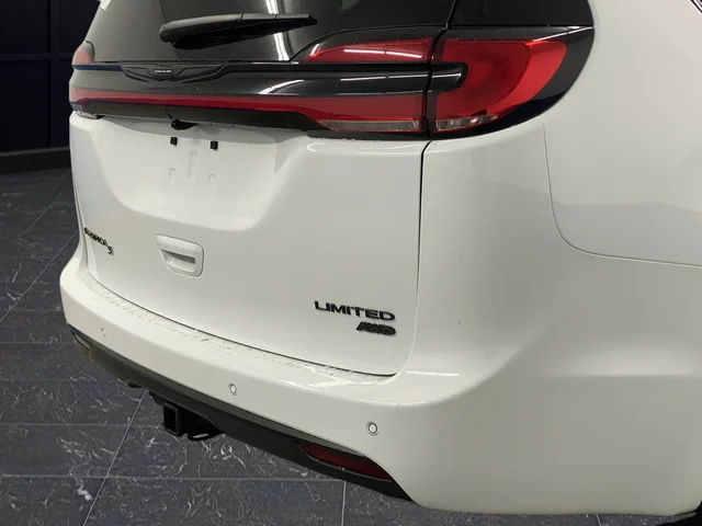 New 2026 Bright White Clear-Coat Exterior Paint Chrysler Limited image 38