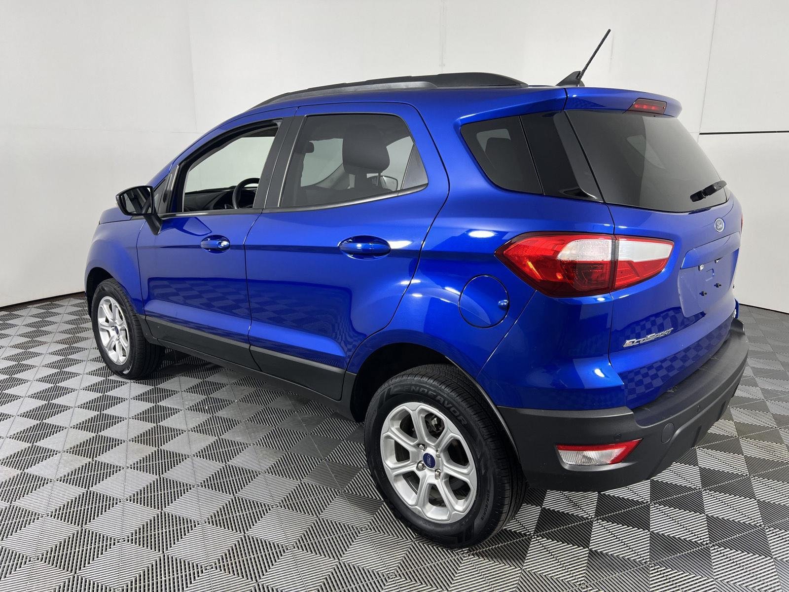 Used 2022 Lightning Blue Ford SE image 9