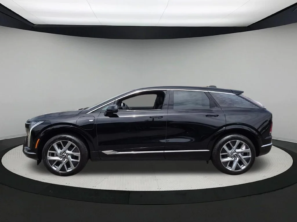2027 Cadillac OPTIQ Luxury - Photo 2