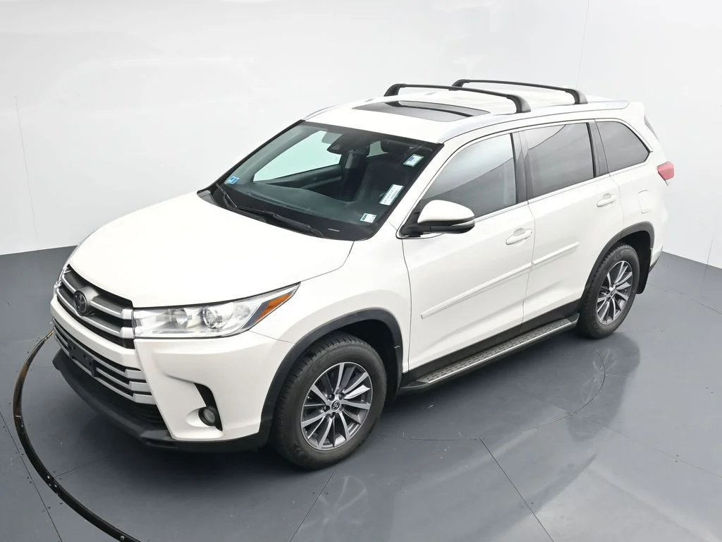 Used 2019 White Toyota XLE image 24