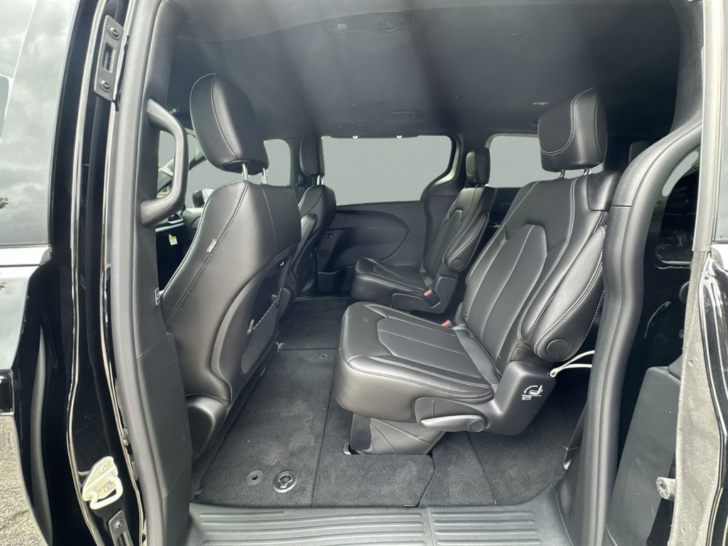 New 2027 Diamond Black Crystal Pearl-Coat Exterior Paint Chrysler Select image 23