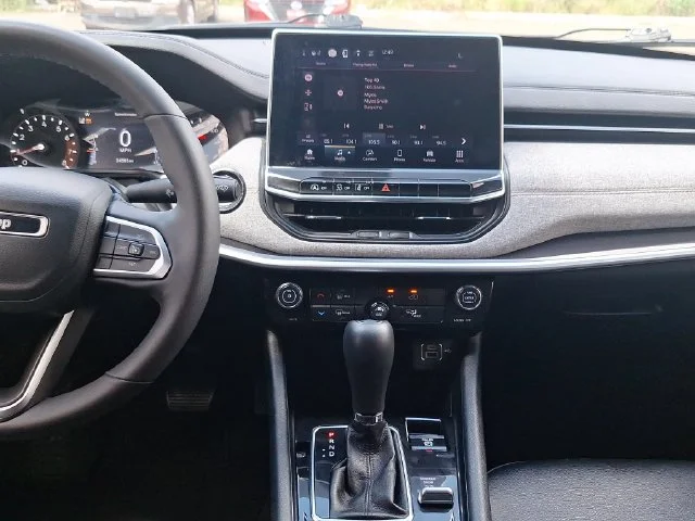 Used 2023 Gray Jeep Latitude Lux image 17