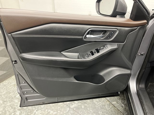Used 2021 Gun Metallic Nissan SL image 7