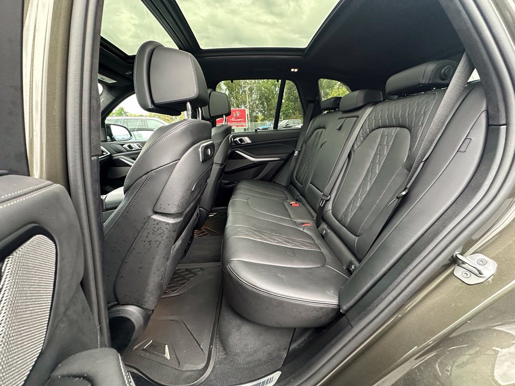 Used 2026 Green Metallic BMW M60i image 9