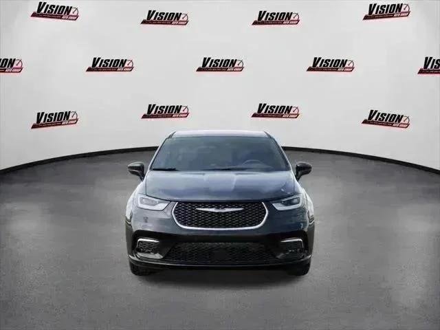 New 2026 Diamond Black Crystal Pearl-Coat Exterior Paint Chrysler Select image 6