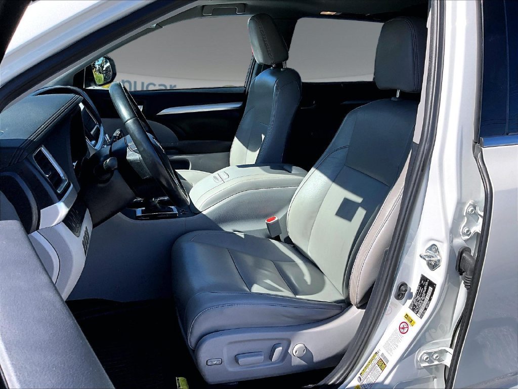 Used 2019 Blizzard Pearl Toyota XLE image 10