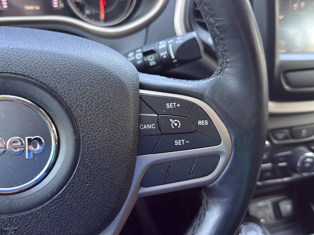 Used 2017 Red Jeep Latitude image 17