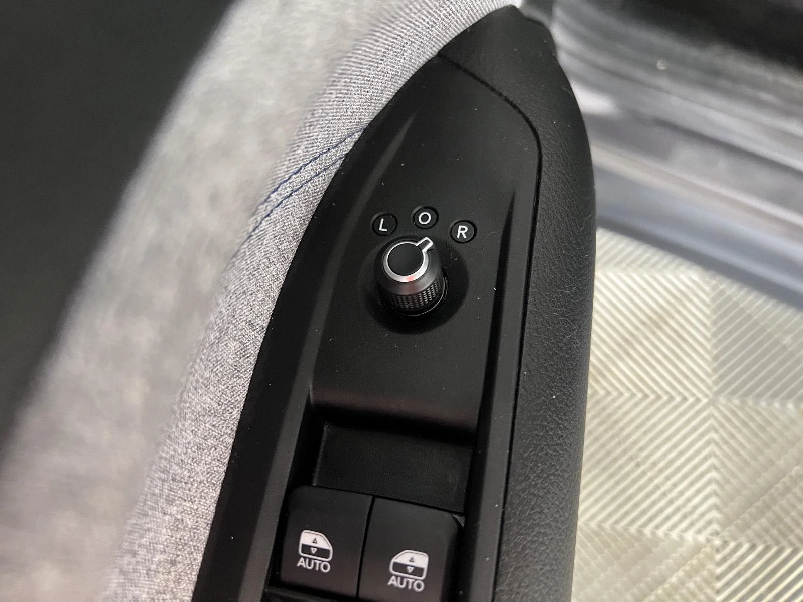 Used 2022 Granite Crystal Metallic Clearcoat Jeep Latitude image 17
