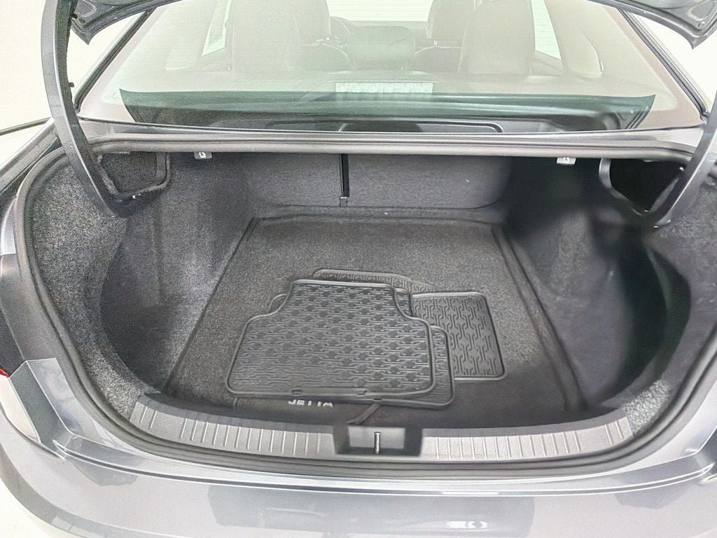 Used 2021 Platinum Gray Metallic Volkswagen SEL Automatic image 27