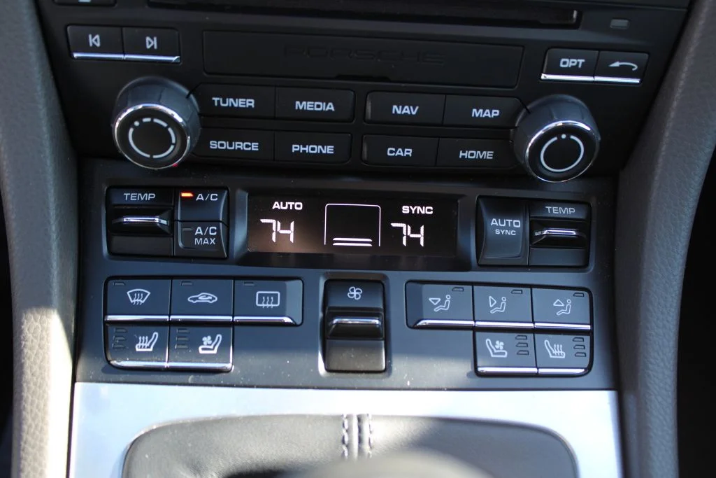 Used 2018  Porsche Base image 19