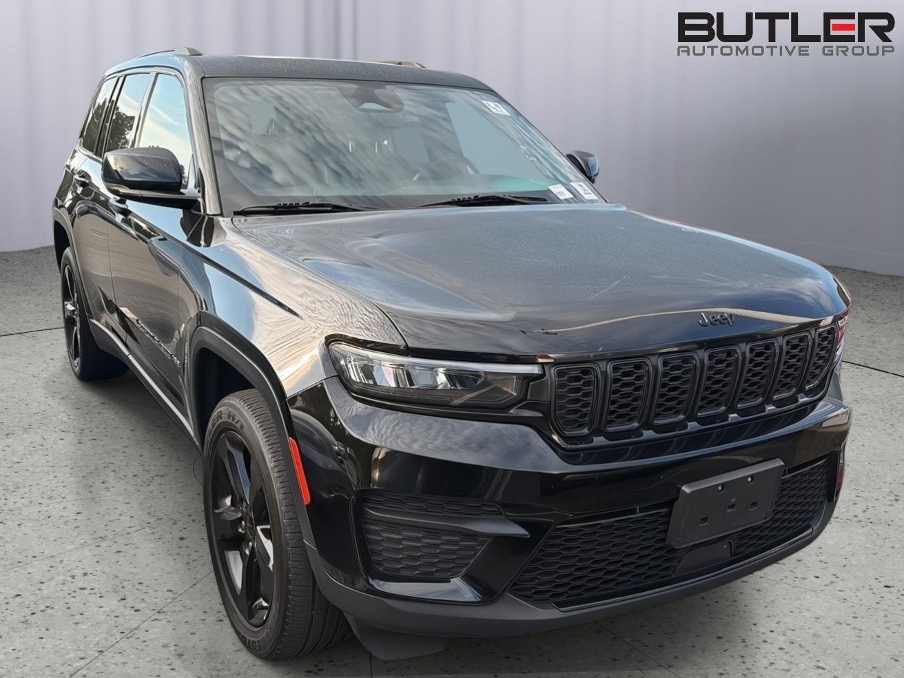 Used 2023 Diamond Black Crystal Pearlcoat Jeep Altitude X image 1