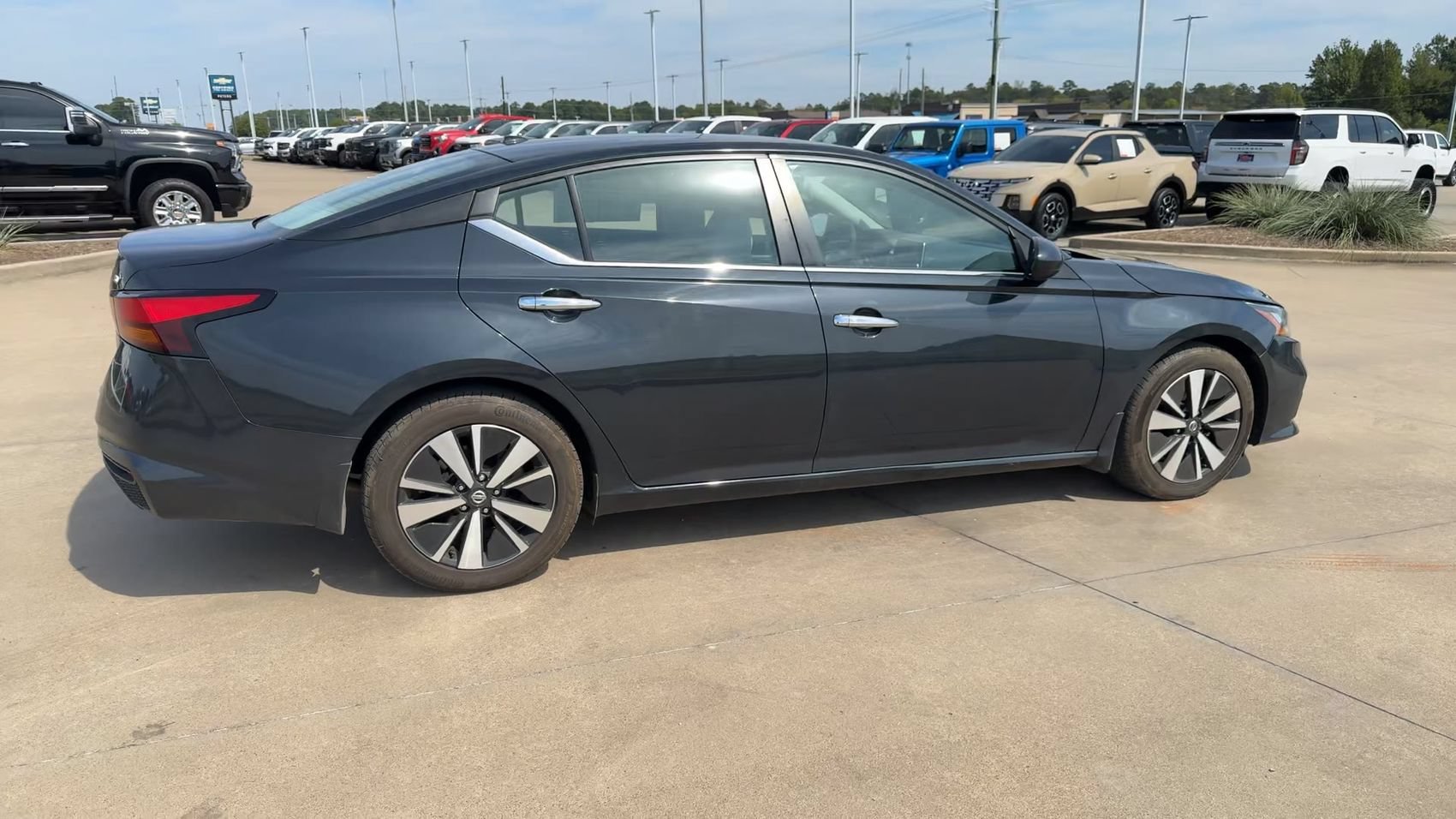 Used 2022 Storm Blue Metallic Nissan 2.5 SV image 9