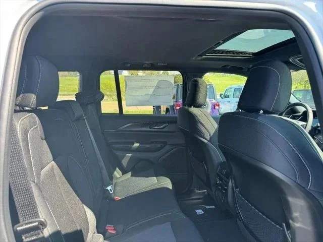 New 2026 Bright White Clear-Coat Exterior Paint Jeep Laredo X image 7