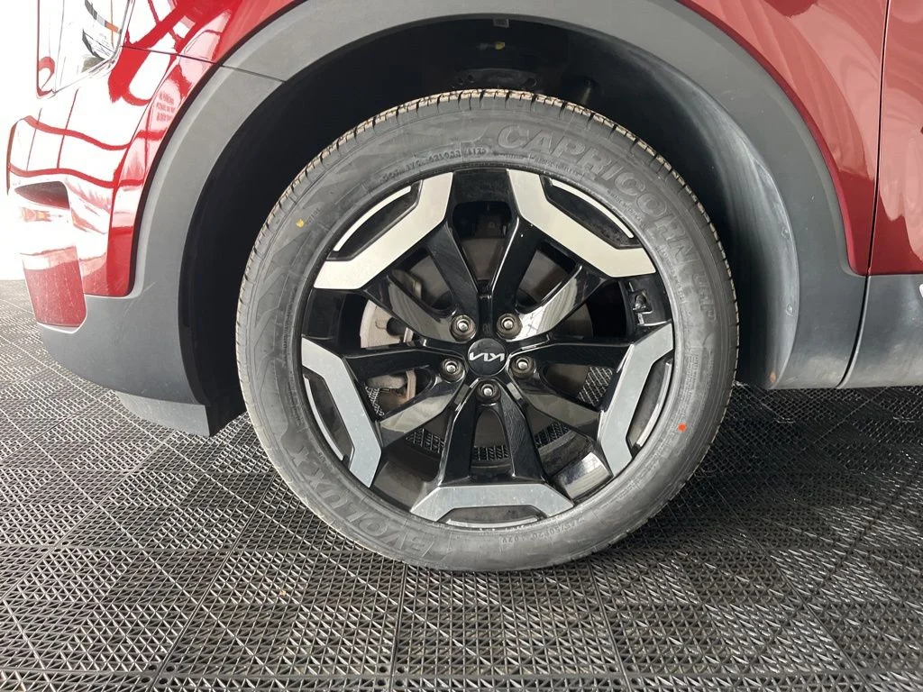 Used 2023 Red Kia S image 29