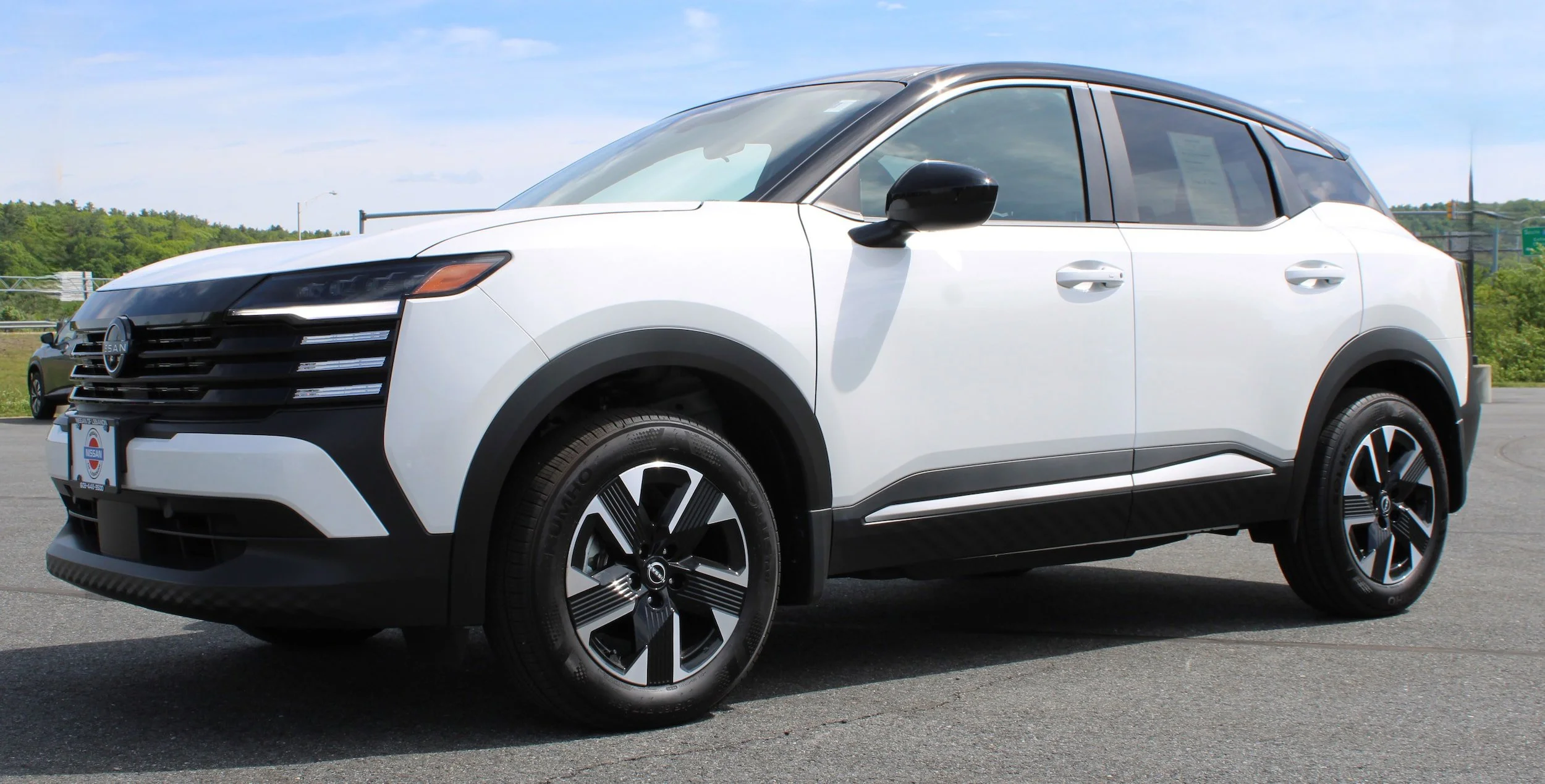 Used 2025 Aspen White Tricoat/Super Black Nissan SV image 12