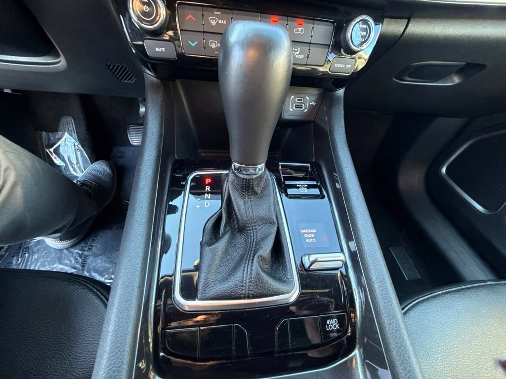 Used 2024 White Jeep Latitude image 25