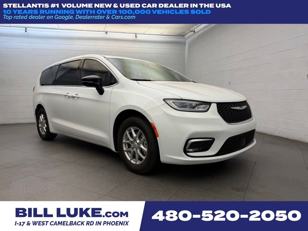 2026 Chrysler Pacifica Select's photo