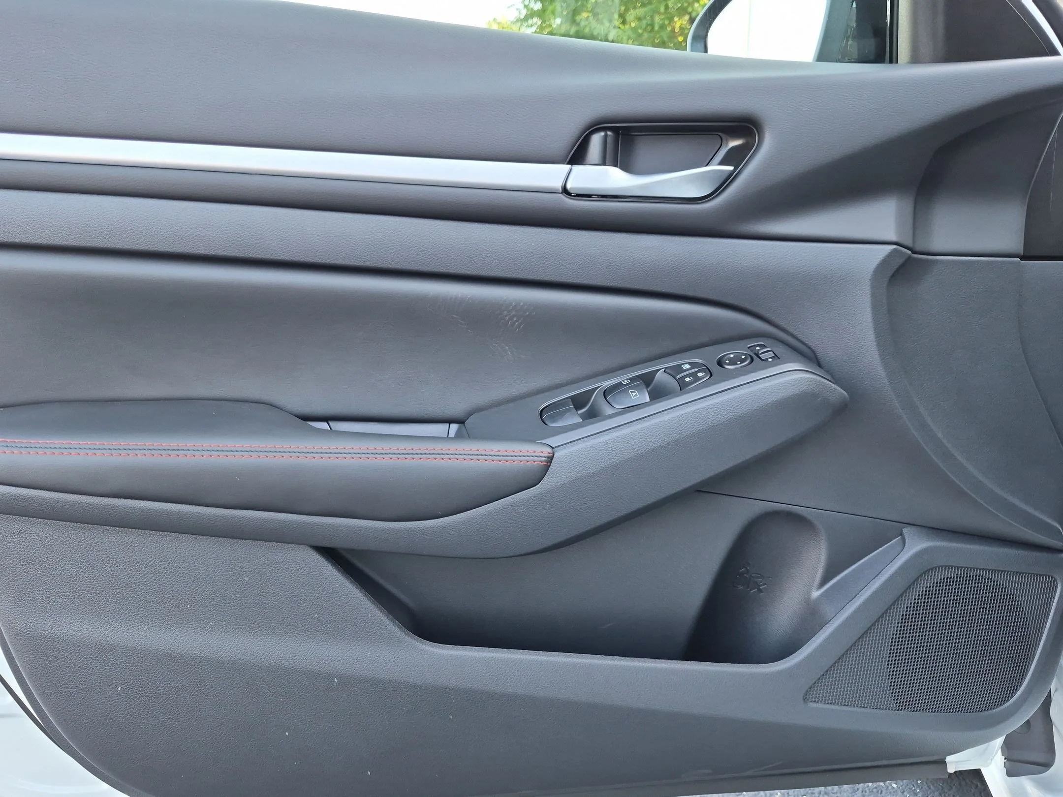 New 2026 Pearl White/Super Black Nissan 2.5 SR image 13