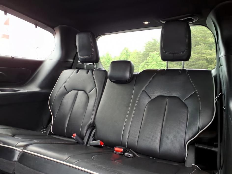 Used 2025 Ceramic Gray Clearcoat Chrysler Limited image 14