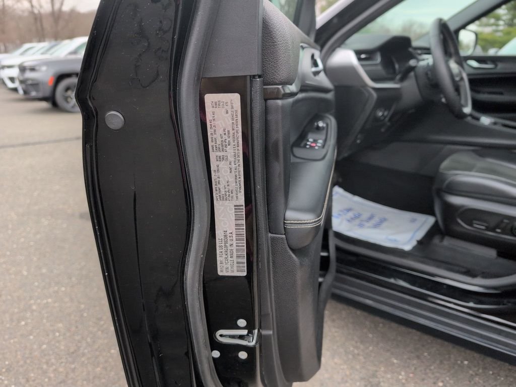 Used 2023 Black Jeep Altitude image 32