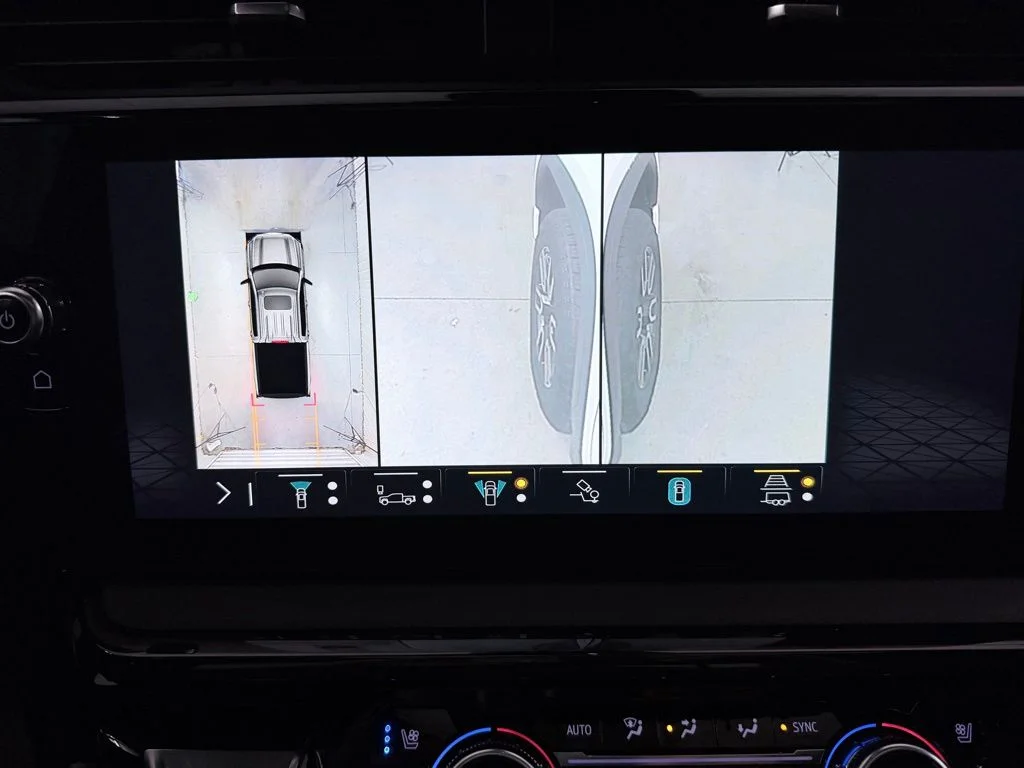 Used 2023 White GMC AT4 image 18