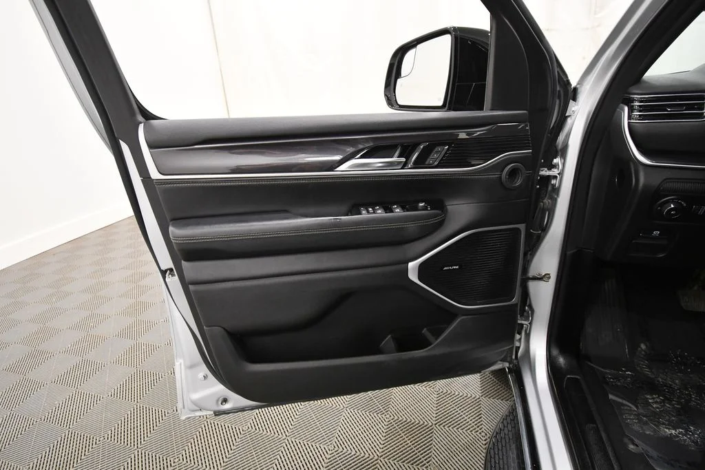 Used 2024 Silver Jeep Base image 13