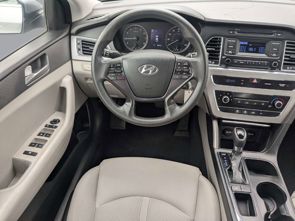 Used 2015 Gray Hyundai SE image 19