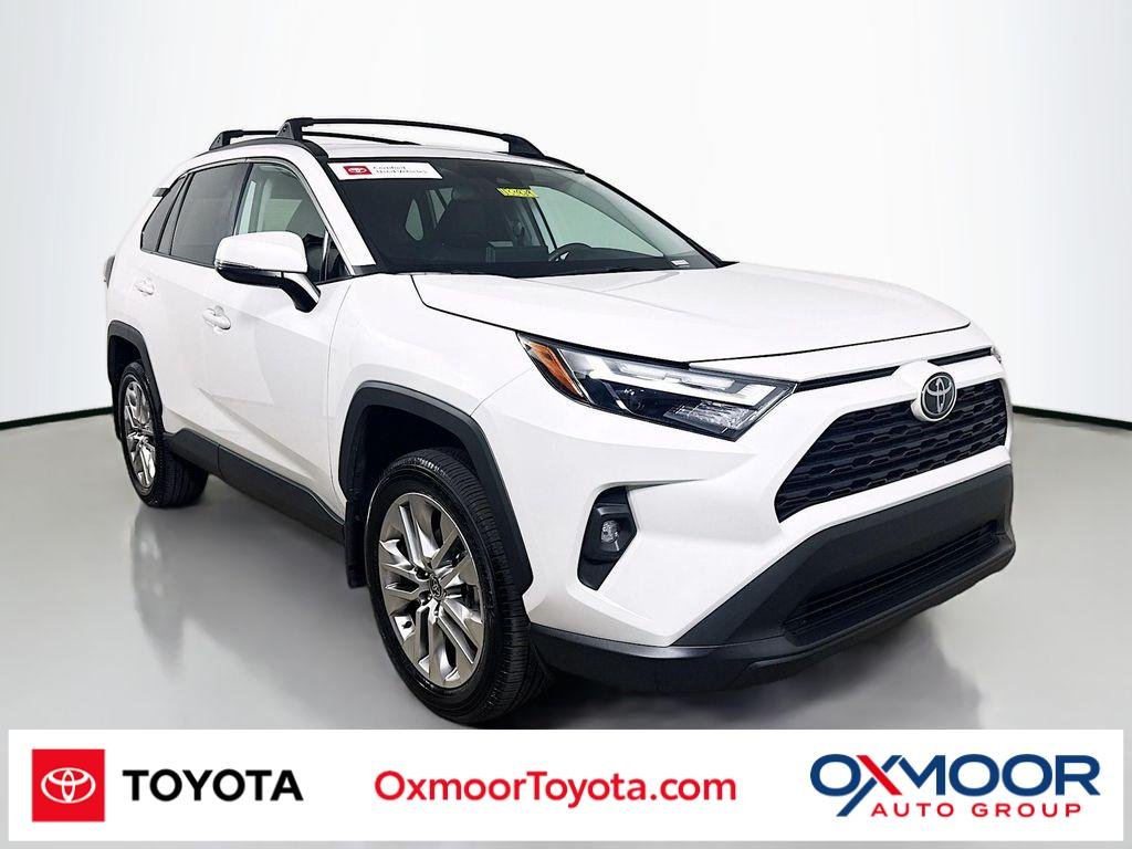 Used 2025 Wind Chill Pearl Toyota XLE Premium image 1