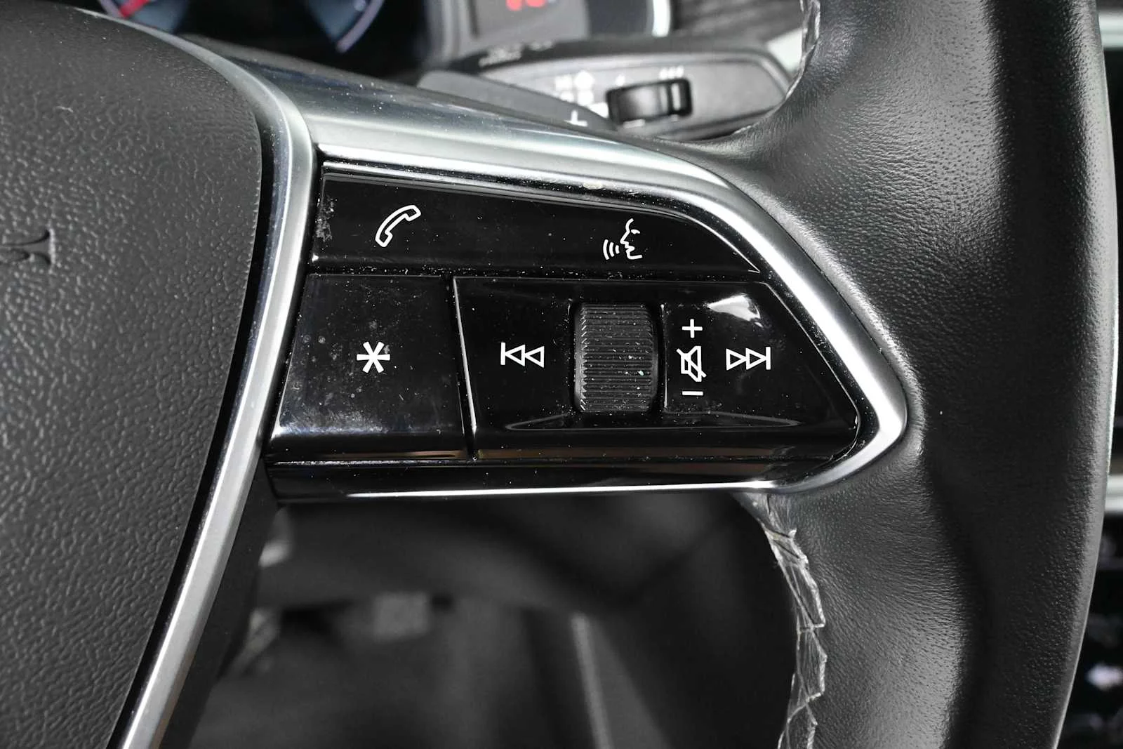 Used 2024 Brilliant Black Audi Premium Plus image 22