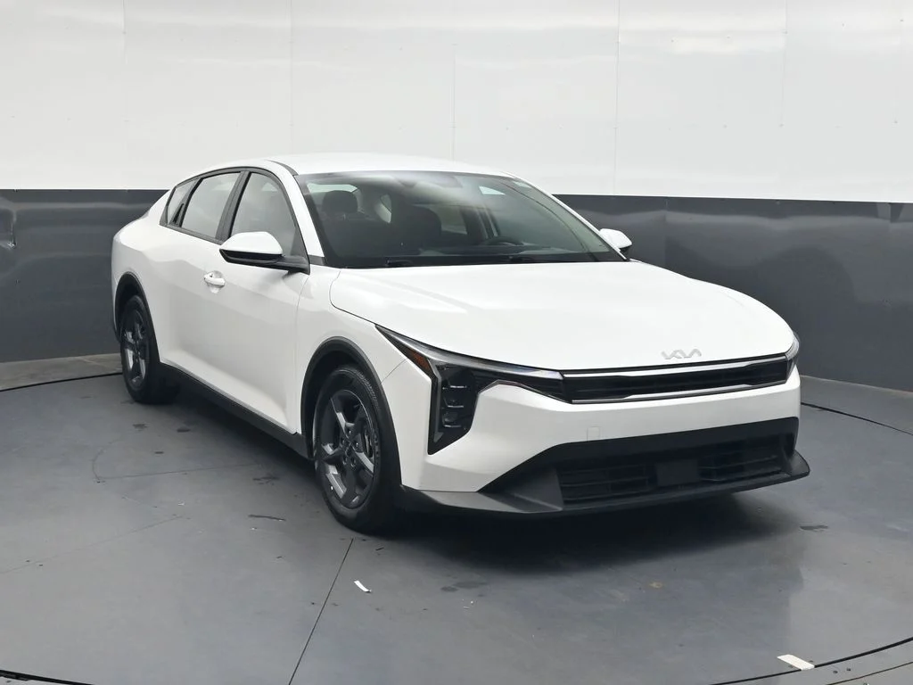 Used 2025 White Kia LXS image 2