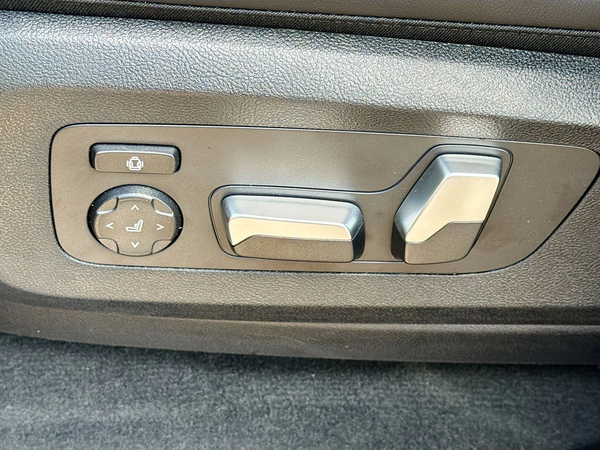 New 2026 Black Sapphire Metallic BMW sDrive40i image 24