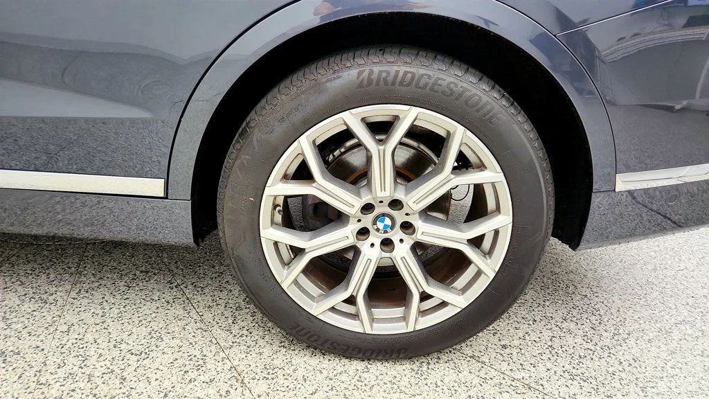 Used 2021 Arctic Grey Metallic BMW xDrive40i SAV w/ Premium, Parking Assistance & Cold Weather Pkgs image 9