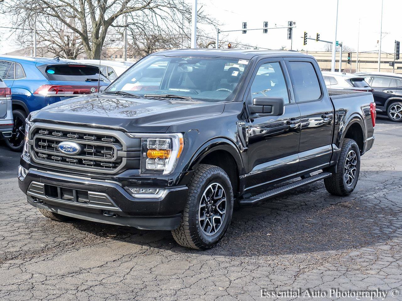 Used 2023 Agate Black Metallic Ford XLT image 3