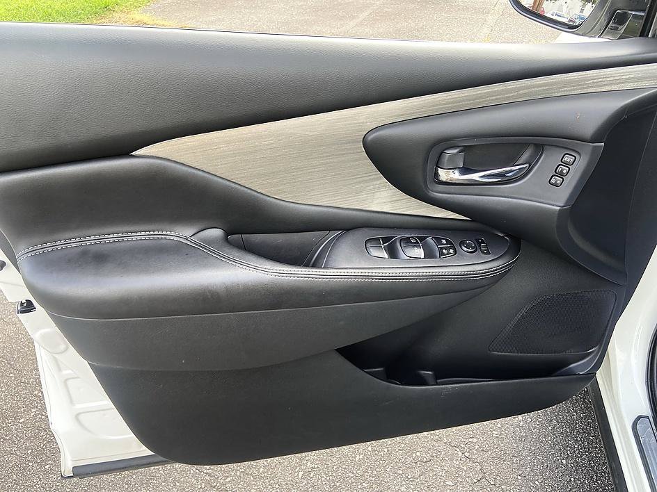 Used 2018 Pearl White Nissan SL image 10