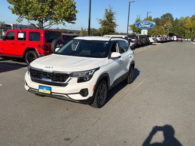 Used 2023 White Kia S image 1