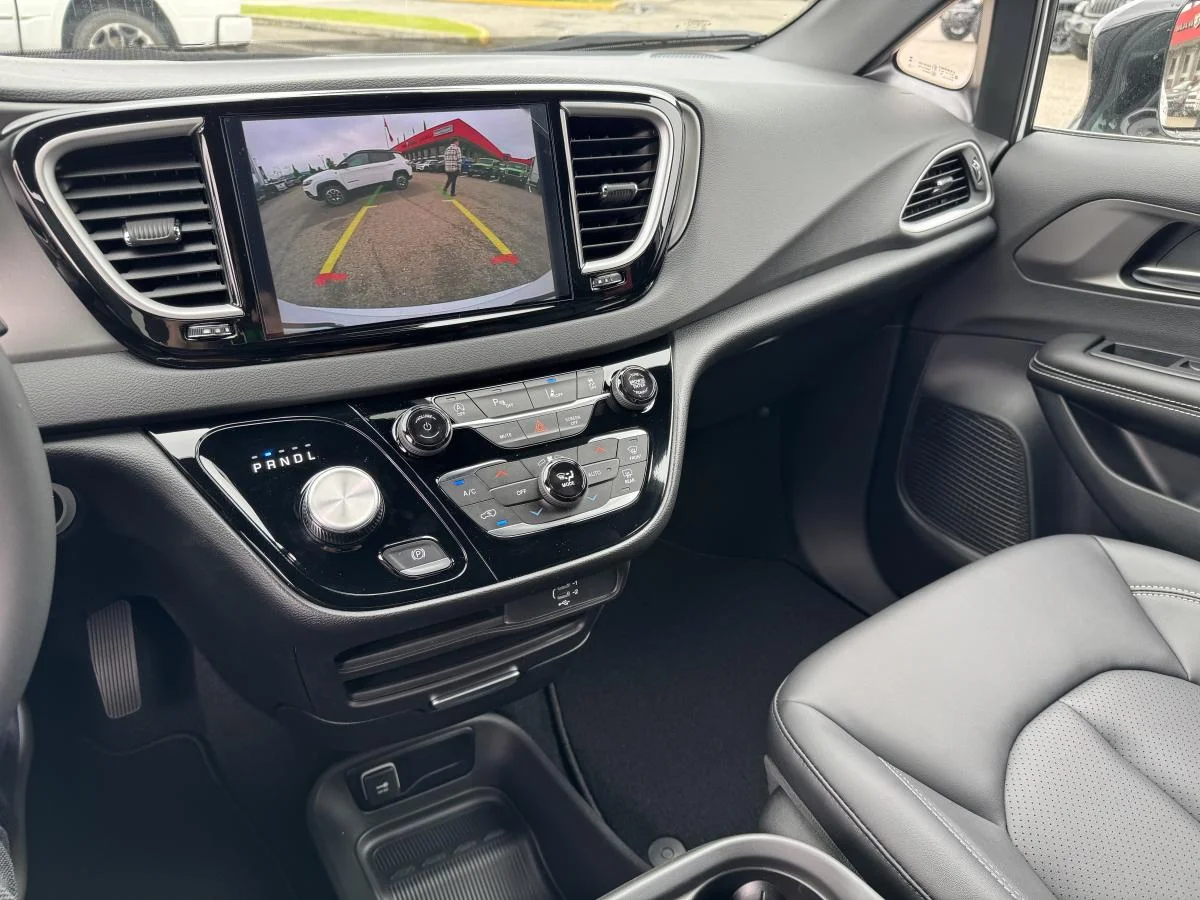New 2027 White Chrysler SXT image 19